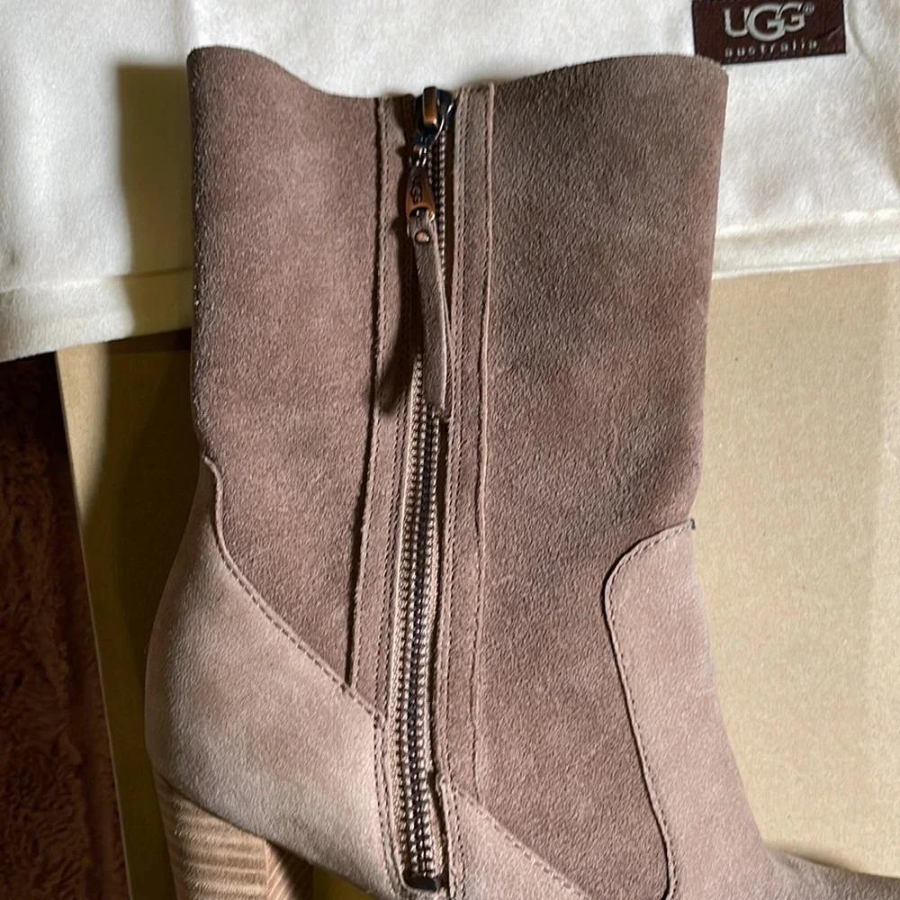 UGG Athena- Size 7.5 Excellent Condition - Picture 6 of 15
